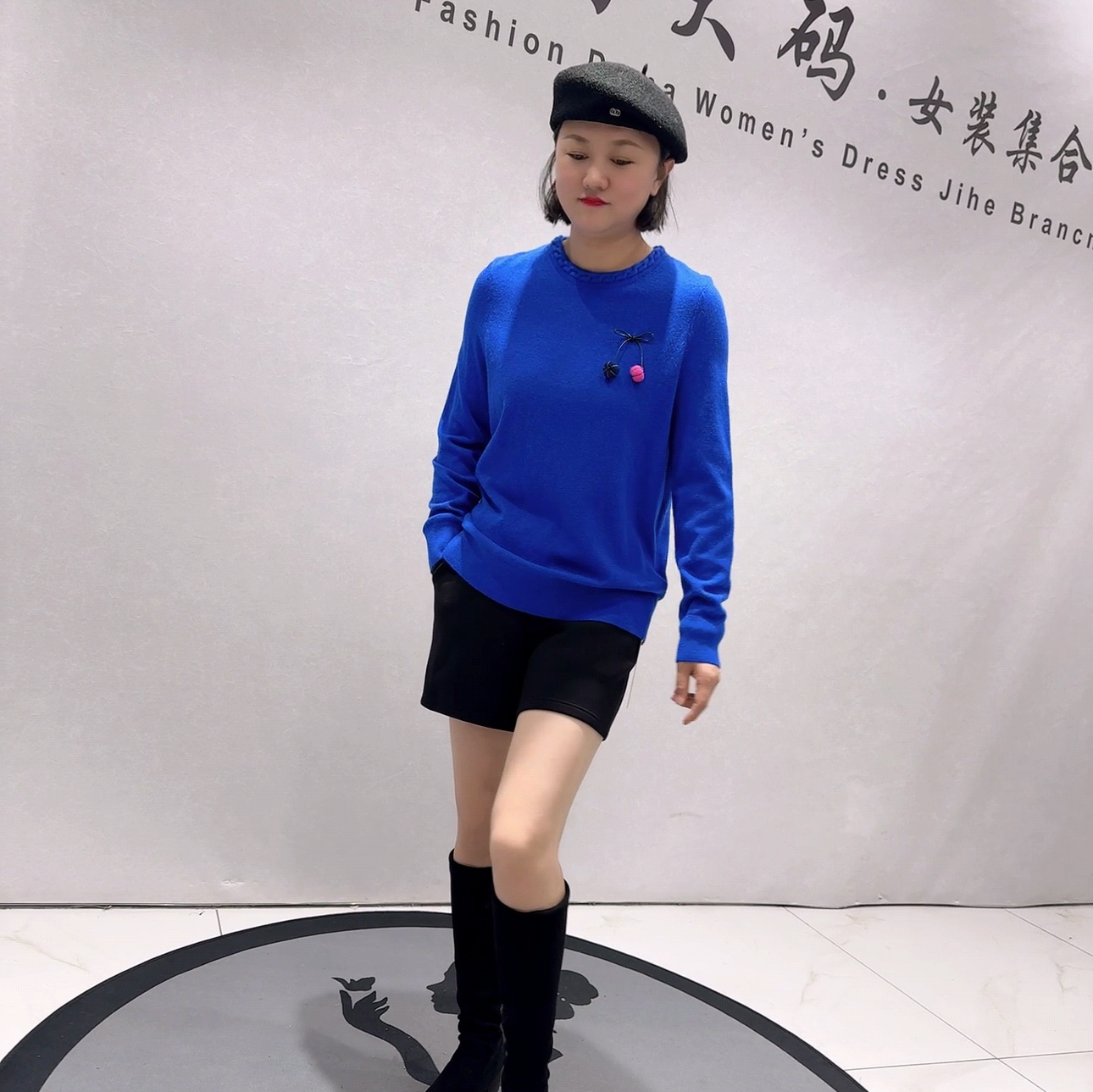 1232芮娜依莲冬款新品设计感领口减龄吊饰三七毛针织衫加大码女装 - 图1