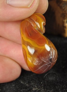 鸡油黄战国红缟玛瑙福袋吊坠