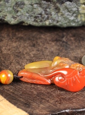 俏色巧雕件北票战国红缟玛瑙足金