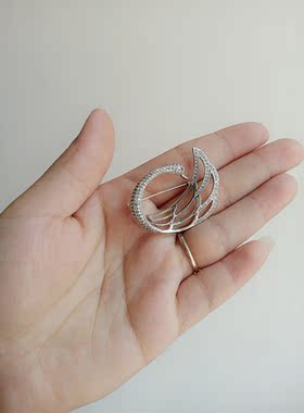 天鹅胸花别针日韩浪漫可爱百搭气质旋转胸针防走光简约大气配饰