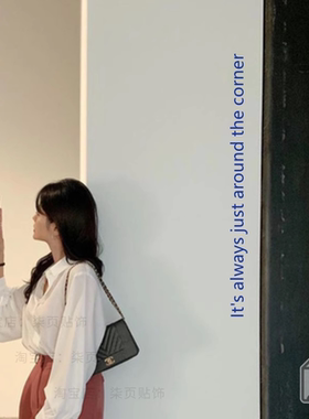 雅美 ins英文 它总是在拐角处 拍照背景墙 服装店工作室装饰贴纸