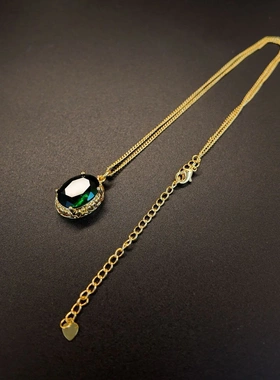 轻奢绿色铜镶锆镂空爱心花纹花边吊坠项链女复古时尚通勤饰品