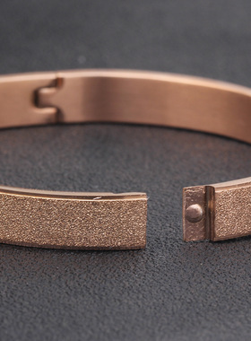 时尚风磨砂女士钛钢手环