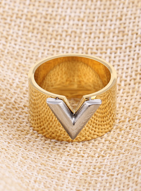 时尚钛钢戒指 欧美12MM宽V字字母复古个性钛钢戒指指环