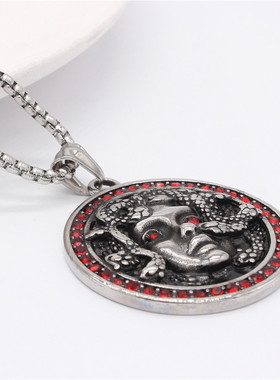 时尚钛钢项链  欧美个性复古美杜莎蛇头红钻圆牌钛钢吊坠钛钢项链