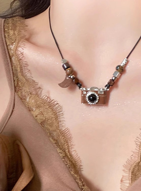 甜酷辣妹风！复古棕色相机吊坠钛钢项链女轻奢小众设计长链卫衣链