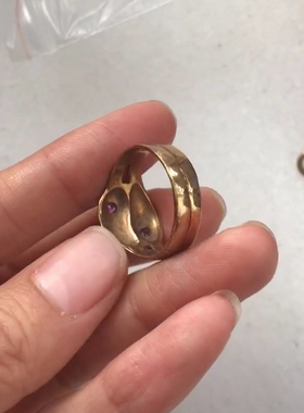 国内现货维多利亚14k金錾刻红宝石双灵蛇戒指