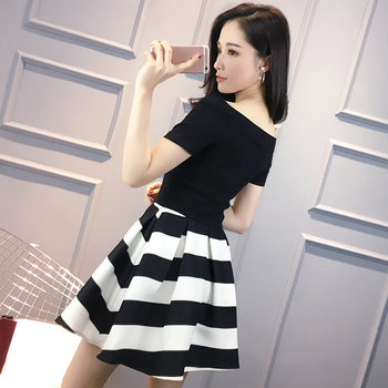 ເສື້ອເຊີດລະດູຮ້ອນປີ 2022 stitching waist tutu skirt off-the-shoulder A-line black and white striped slim skirt temperament one-shoulder
