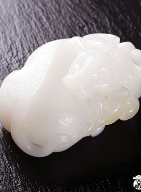 黄皮白玉籽玉把件牛气冲天