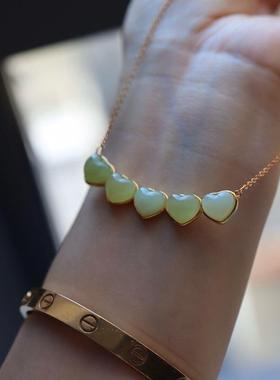 和田玉黄口渐变色爱心微笑款耳钉