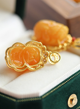 天然鸡油红老蜜蜡貔貅S925吊坠