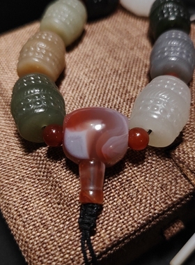 天然和田玉多宝手串 鼓形雕刻纹 南红配饰 质感温润 孤品一物一拍