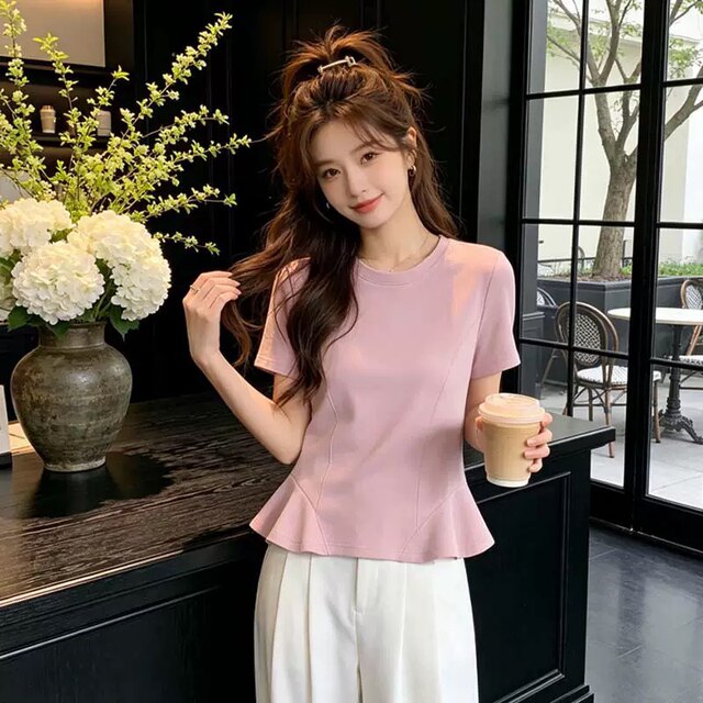 ເສື້ອຍືດແຂນສັ້ນ rayon ຄຸນນະພາບສູງ slimming ແລະ versatile ເທິງຄໍທີ່ມີການອອກແບບ ruffled ເສື້ອຍືດແຂນສັ້ນ