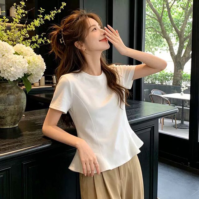 ເສື້ອຍືດແຂນສັ້ນ rayon ຄຸນນະພາບສູງ slimming ແລະ versatile ເທິງຄໍທີ່ມີການອອກແບບ ruffled ເສື້ອຍືດແຂນສັ້ນ