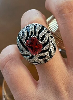 好漂亮钢琴烤漆人造红宝石戒指浓郁的复古韵味