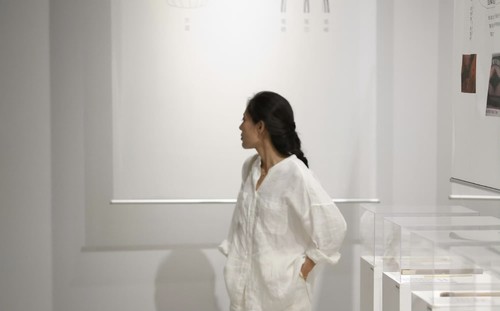 悦迷 Art Nuts 在水一方 高密空气亚麻 “多面优雅”无领长袖衬衫 - 图0