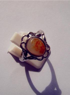 黄皮白肉戒指包银新疆和田玉籽料