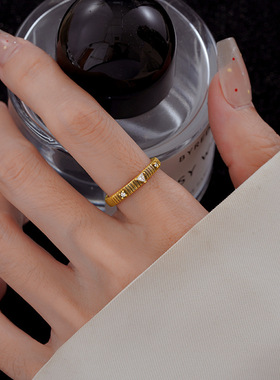 复古金色拉丝三角钻戒指轻奢高级感设计感小众精致复古情侣对戒