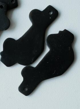 41mm×19mm一个价 德国JIM牛蹄制黑色小汽车侧影单孔吊饰
