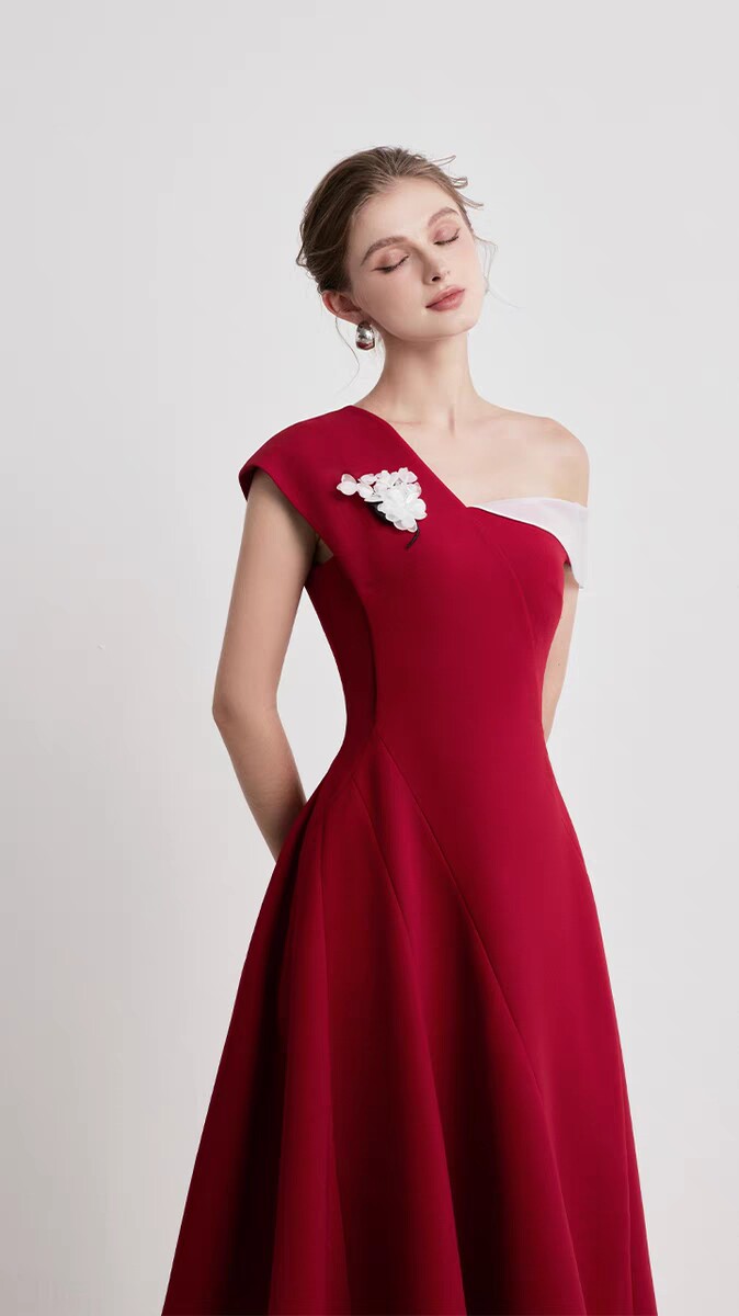 越南设计师小众气质斜肩撞色红色结婚小礼服女年会宴会显瘦连衣裙