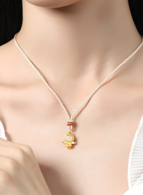 闽粤18K金镶玉可爱天使宝宝和田玉吊坠手工编织手绳女国风高级感