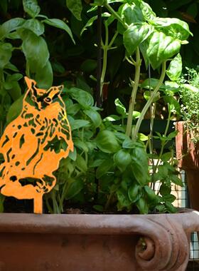 户外装饰地插生锈猫头鹰