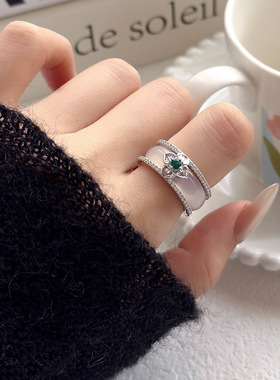 新中式清透白玉髓戒指复古优雅闭口国风四叶草祖母绿锆石食指手饰