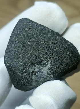 CM2碳质球粒定向陨石带熔壳原石