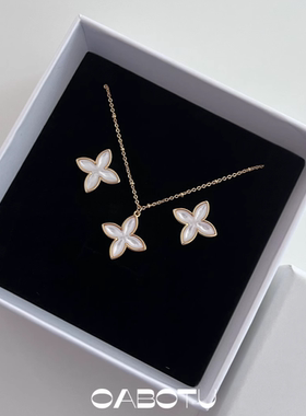 白月光四叶草项链·小众设计轻奢气质高级新中式立体感吊坠毛衣链