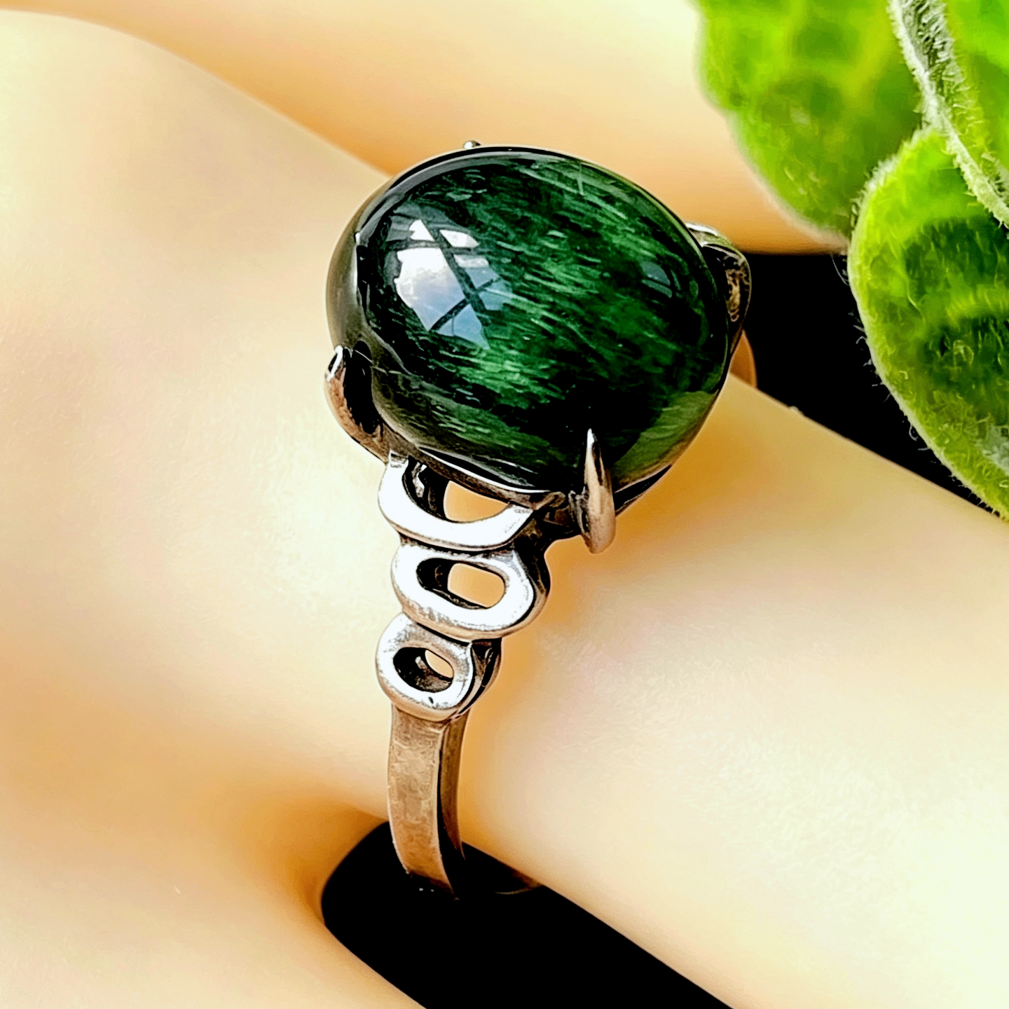 Natural crystal ring, green rabbit fur ring with flashing cat eye, green rabbit fur ring, silver bag, closed mouth birthday gift for women