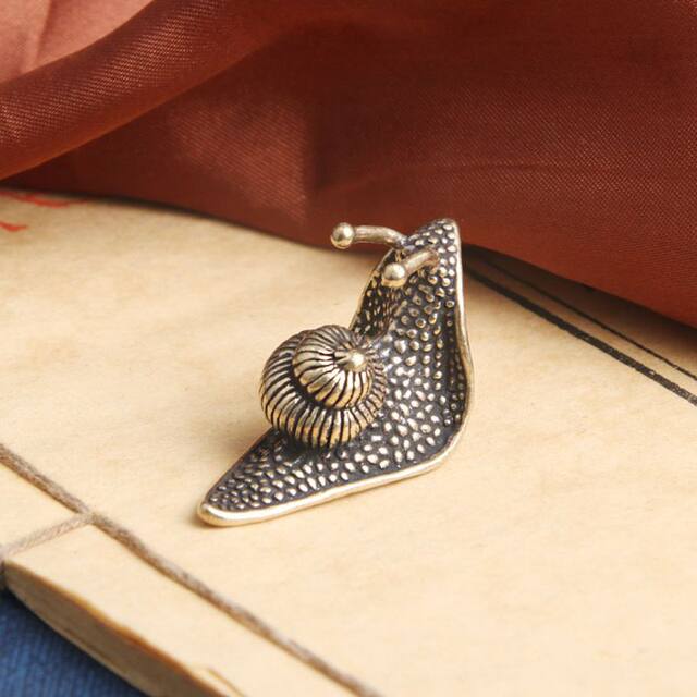 Brass old snail tabletop ornaments that turn things around, creative tea pet handles, antiques and miscellaneous old copper ornaments