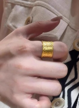 新款黄金色年轮戒指拉丝肌理感瑶林素圈指环老钱风气质简约食指戒