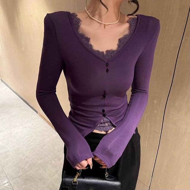 Lace V-neck inner bottoming shirt for women autumn and winter 2025 new slim fit navy blue long-sleeved T-shirt pure desire short top