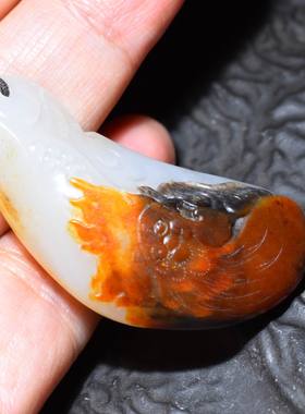 新疆的猫JJ010516 16.4克含绳艳红皮俏色白玉籽料生肖鸡挂件