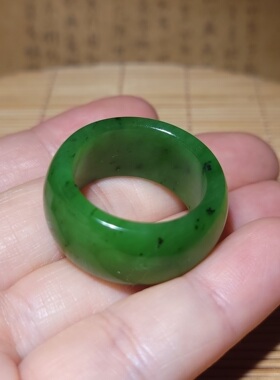 zg032305 新疆的猫10.8克，内径21mm特油鲜亮翠美苹果绿碧玉扳指
