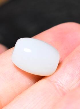 JJ030501新疆的猫2.2克直径10-13mm和田玉且末糖白玉鼓型珠