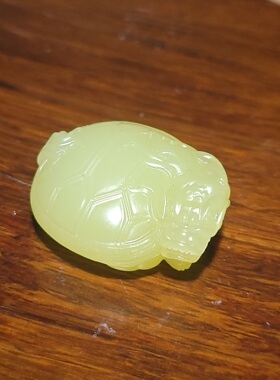 YQ031520 21.3克，和田玉若羌鸡油黄黄口玉龙龟挂坠 新疆的猫