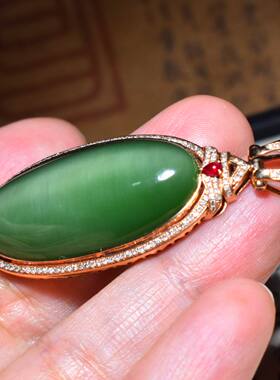 JJ031105新疆的猫12.118k金款式精美冰底起荧光老坑粉绿碧玉挂坠