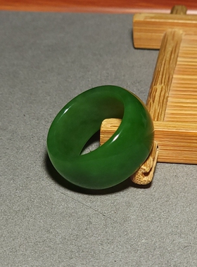 L013102新疆的猫8.7克内径20mm脂粉高色调油亮的阳绿色碧玉扳指