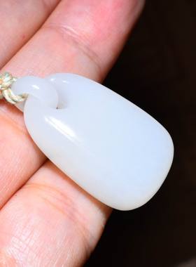 新疆的猫JJ121904  11.6克，细腻油性高的老坑俄料羊脂白玉牌