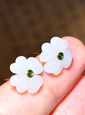 JJ031709新疆的猫1.8克特别油润细腻的羊脂白玉18K金花型耳钉