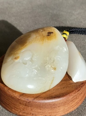 新疆的猫C122006 132克老熟油糯的秋梨皮白玉独籽浮雕龙虎把件