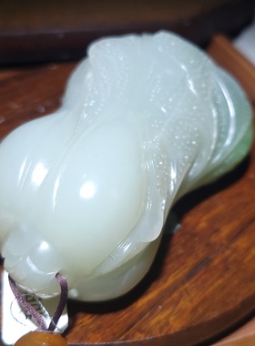 新疆的猫YQ102006 350.4克肉质细润底色清爽青海白玉满翠白菜把件