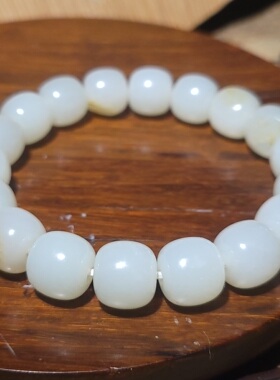 YQ032202  52.7克，和田玉近羊脂白玉老型珠籽料手链  新疆的猫