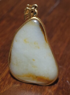 YQ031533  14.8克，枣红皮18k金镶和田玉白玉籽料挂件  新疆的猫