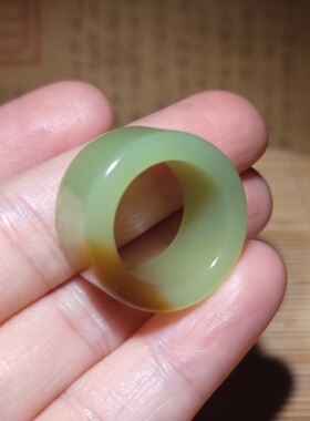 zg032310 新疆的猫10.5克油性极高的若羌青黄口带糖扳指和田玉