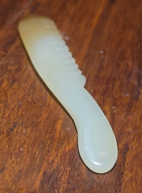 YQ122803  6.0克，高油细润糖色美新疆且末糖白玉梳子挂坠，