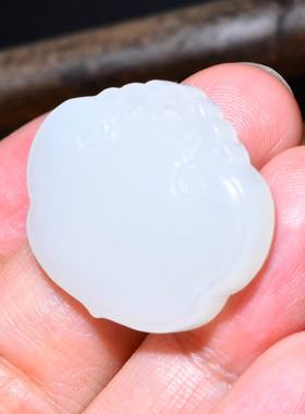 新疆的猫JJ121819    9.3克，细腻老坑俄料羊脂白玉如意锁