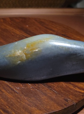 新疆的猫YQ082903 121.5克长梭子一把抓黄皮肉细青花籽料把件