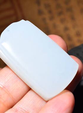 JJ031001新疆的猫24.3克特细润黑皮老俄料羊脂白玉平安牌